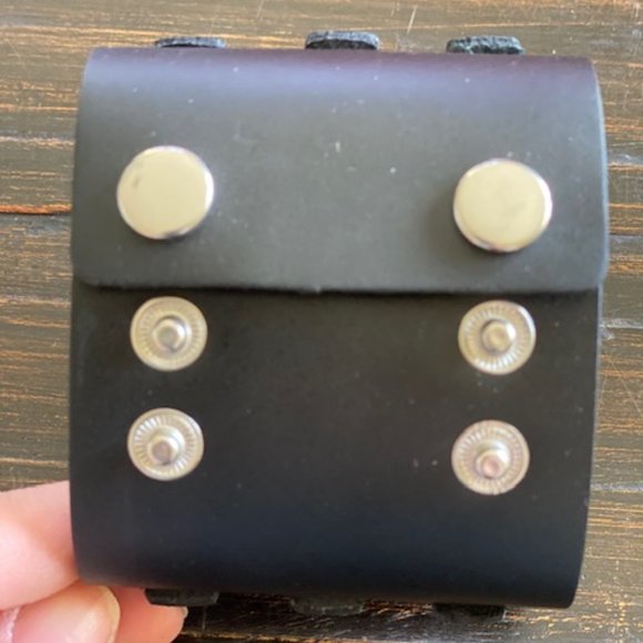 Black cuff bracelet with silver hardware - unisex - Picture 4 of 4